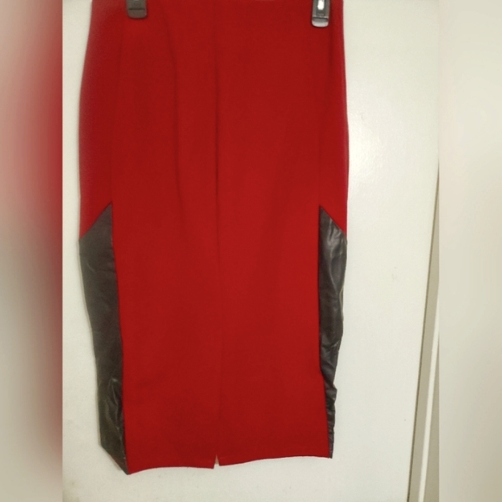 Red ribbed pencil skirt - Picture 2 of 3